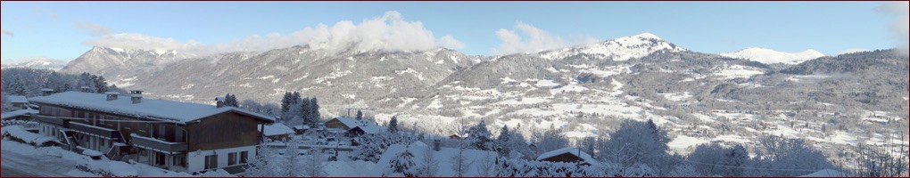 Panorama vu du salon du chalet Perla de Na sous la neige -Samoens