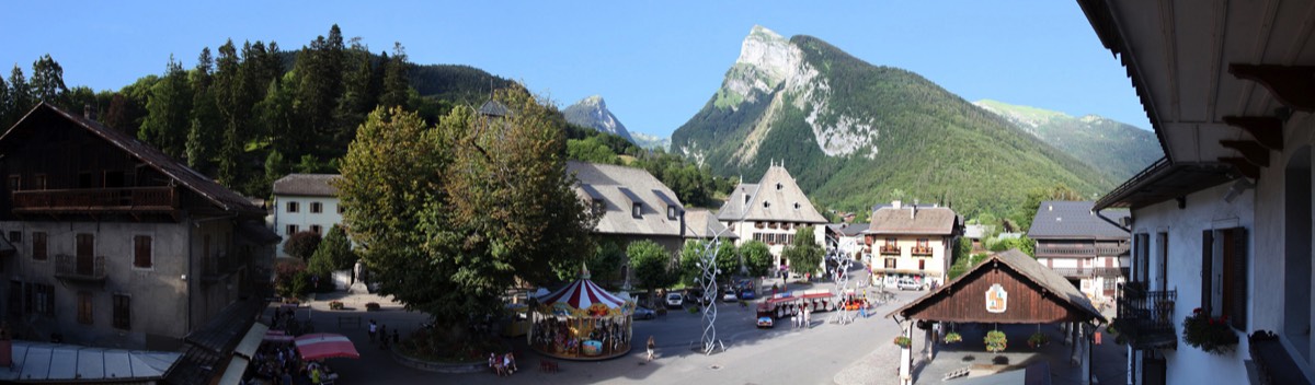 Samoens la place du village